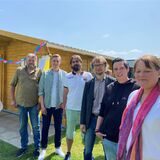 Vier Männer und zwei Frauen stehen nebeneinander an einem Holzschuppen im Garten des „Hauses am Ziegeleitor“ in Oer-Erkenschwick.