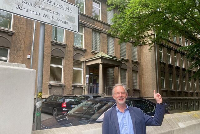 Prof. Wolfgang Sonne macht sich für den Erhalt der alten Kreuz-Grundschule stark.
