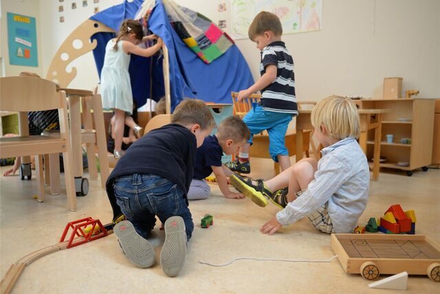 Der Elternbeitrag für die Kita bemisst sich nach dem Einkommen der Eltern und der Anzahl der gebuchten Stunden. Aber was ist eigentlich, wenn Kinder kaum zur Kita gehen können, weil die nur Notbetreuung anbietet?