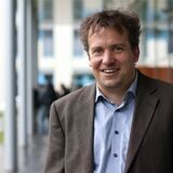 Prof. Dr. Dierk Borstel forscht an der FH Dortmund unter anderem zu Extremismus-Themen.