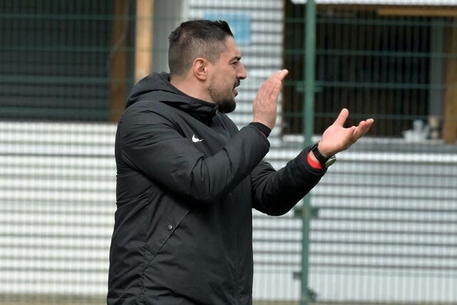 Kadir Kaya applaudiert.