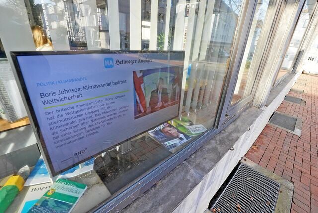 Eine Mediabox hängt im Fenster des Bürgerbüros in Holzwickede.