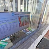 Eine Mediabox hängt im Fenster des Bürgerbüros in Holzwickede.