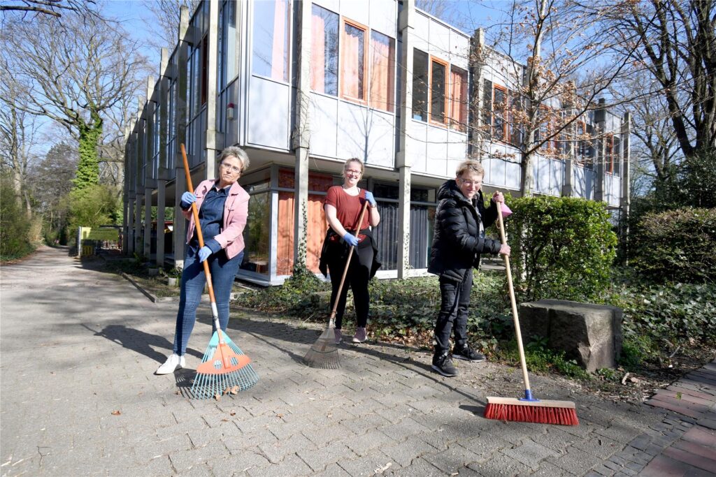 Mit Harke und Besen am Marler Besentag für das Türmchen im Einsatz: v.l. Beate und Kira Kühnhenrich sowie Monika Rathmann vom Türmchen haben im Frühjahr die Anlagen aufgeräumt. Mit Harke und Besen am Marler Besentag für das Türmchen im Einsatz: v.l. Beate und Kira Kühnhenrich sowie Monika Rathmann vom Türmchen haben im Frühjahr die Anlagen aufgeräumt.