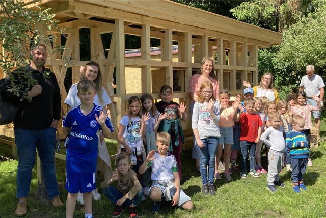 Das mit Abstand größte Insektenhotel der Stadt wird jetzt auf der Museumswiese Hembrauk auch von den Kindern der Goetheschule (l.) und der Kita. St. Georg (r.) mit insgesamt 72 Modulen bestückt.