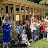 Das mit Abstand größte Insektenhotel der Stadt wird jetzt auf der Museumswiese Hembrauk auch von den Kindern der Goetheschule (l.) und der Kita. St. Georg (r.) mit insgesamt 72 Modulen bestückt.
