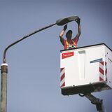 Kombo zeigt V+E-Chef Bernd Funke und Arbeiten an einer Straßenlaterne.