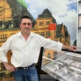 Fadil Faslija steht im Verkaufsraum seiner neuen Eisdiele auf der Bochumer Straße in Recklinghausen.