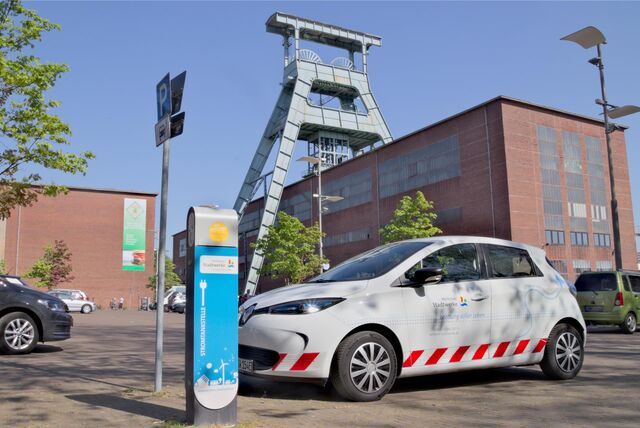 Ein E-Auto der Stadtwerke steht an einer E-Ladesäule auf dem Gelände der ehemaligen Zeche Ewald.