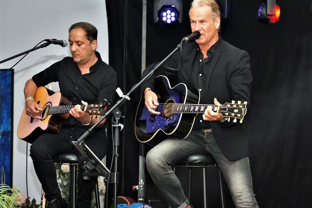 Die Band „The Florians“ steht mit Gitarren auf der Bühne.