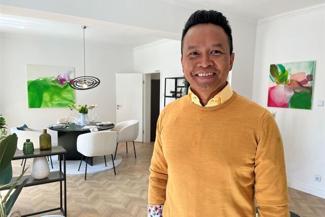 Marco Nussbaum im Wohnzimmer eines Hauses, das zum Verkauf steht