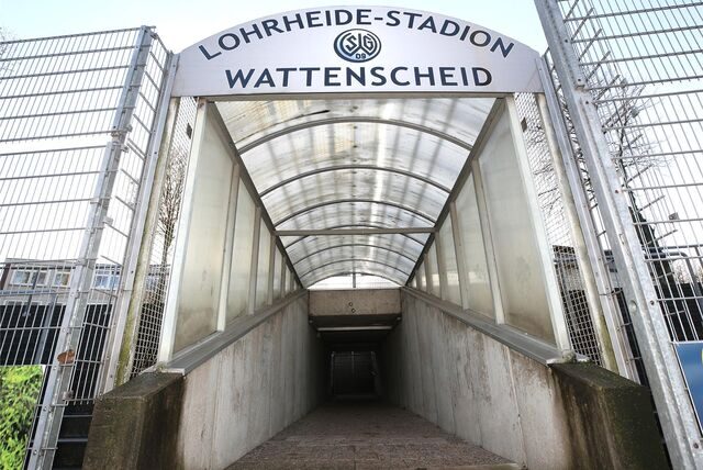 Der Spieler-Tunnel im Lohrheide-Stadion der SG Wattenscheid 09: Der Klub will sich wieder in die Oberliga zurückziehen.