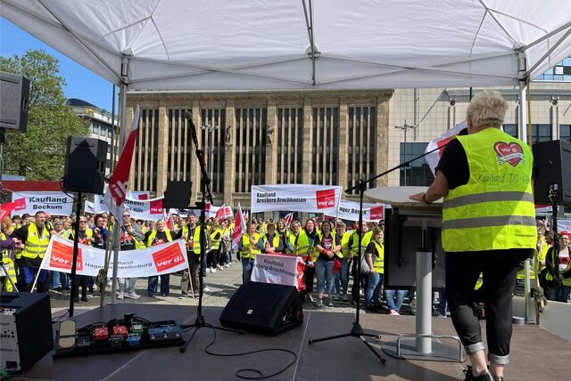 Streikende Kaufland-Beschäftigte aus ganz NRW demonstrierten im Juni auf dem Hansaplatz in Dortmund.