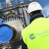 Ein Arbeiter steht auf der Baustelle der Ostseepipeline Nord Stream 2 an der Molchempfangsstation.