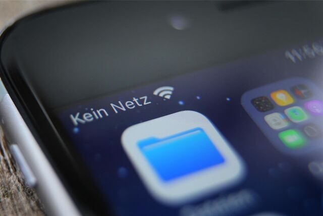 Ein Handy ist zu sehen, auf dem kein Netz angezeigt wird.