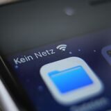 Ein Handy ist zu sehen, auf dem kein Netz angezeigt wird.