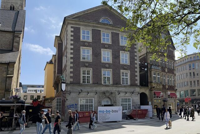 Vor dem Haus „zum Ritter“ wurde ein Bauzaun aufgestellt. Im Gebäude finden Arbeiten statt.
