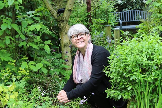 Suzanne Minka hockt in ihrem Garten in Recklinghausen.