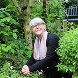 Suzanne Minka hockt in ihrem Garten in Recklinghausen.