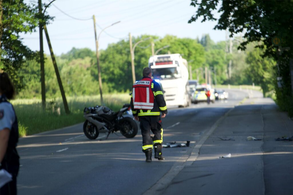 Nach einem Unfall ist die Strünkederstraße gesperrt. Nach einem Unfall ist die Strünkederstraße gesperrt.