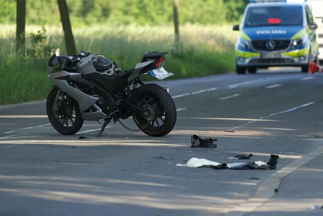 Ein Motorrad steht nach einem Unfall auf der Straße.