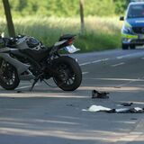 Ein Motorrad steht nach einem Unfall auf der Straße.