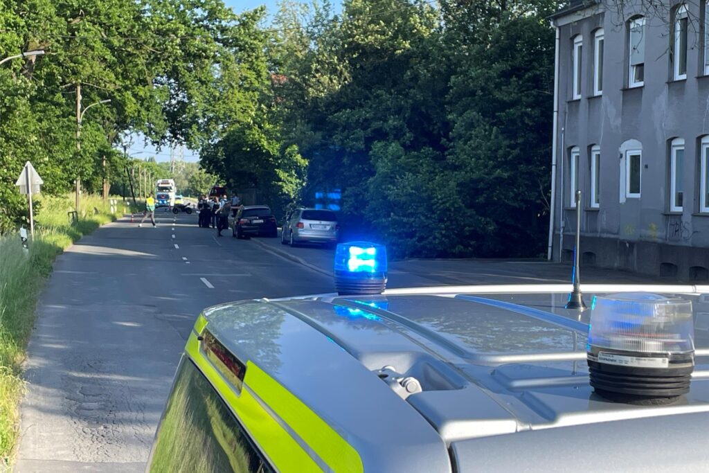 Die Polizei sperrte die Strünkedestraße kurz vor Ickern zwischen 18.30 und 20 Uhr. Hier stürzte ein Motorradfahrer. Die Polizei sperrte die Strünkedestraße kurz vor Ickern zwischen 18.30 und 20 Uhr. Hier stürzte ein Motorradfahrer.