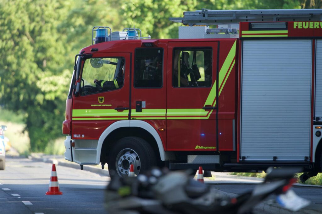 Feuerwehr, Polizei und Rettungskräfte waren vor Ort, um den Motorradfahrer zu versorgen und die Unfallstelle zu kontrollieren. Feuerwehr, Polizei und Rettungskräfte waren vor Ort, um den Motorradfahrer zu versorgen und die Unfallstelle zu kontrollieren.
