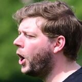 Kevin Schulzki ruft etwas auf den Platz