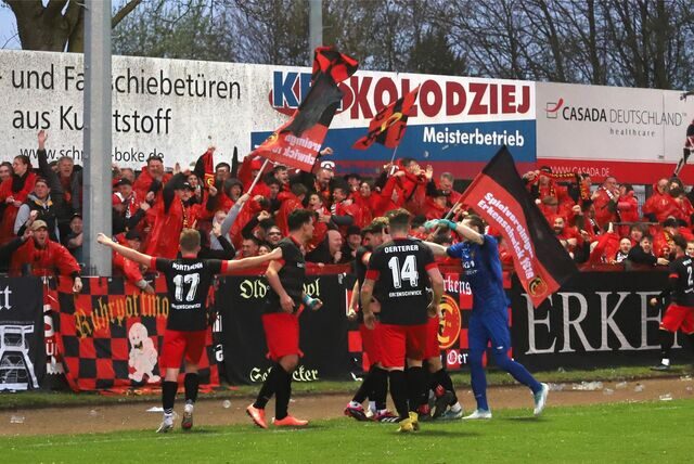 An die Vereinskasse dachte in diesem Moment wohl keiner: Die Kicker der Spvgg. Erkenschwick freuen sich im Halbfinale in Delbrück mit ihren Fans Delbrück über das Tor zum 2:1.