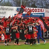 An die Vereinskasse dachte in diesem Moment wohl keiner: Die Kicker der Spvgg. Erkenschwick freuen sich im Halbfinale in Delbrück mit ihren Fans Delbrück über das Tor zum 2:1.