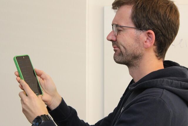 Papa und Autor Thomas Raulf sucht den Witz: Besonders angesagte Youtuber sind meistens noch nicht einmal lustig, aus der Internetaktivität von Schülern aber kaum wegzudenken.