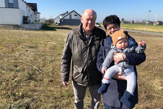 Gerd Rüdiger und Edith Kaltenbach aus Netphen im Siegerland mit Enkelchen Karl Leopold, die in Fröndenberg Eigentum erwerben wollen