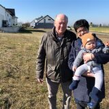 Gerd Rüdiger und Edith Kaltenbach aus Netphen im Siegerland mit Enkelchen Karl Leopold, die in Fröndenberg Eigentum erwerben wollen