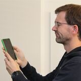 Papa und Autor Thomas Raulf sucht den Witz: Besonders angesagte Youtuber sind meistens noch nicht einmal lustig, aus der Internetaktivität von Schülern aber kaum wegzudenken.