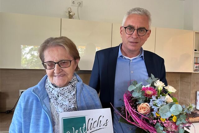 Ingrid Ott aus Recklinghausen hält einen Essens-Gutschein in der Hand, neben ihr steht Prof. Dr. Hans-Georg Bone, ärztlicher Direktor am Klinikum Vest.
