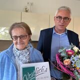 Ingrid Ott aus Recklinghausen hält einen Essens-Gutschein in der Hand, neben ihr steht Prof. Dr. Hans-Georg Bone, ärztlicher Direktor am Klinikum Vest.