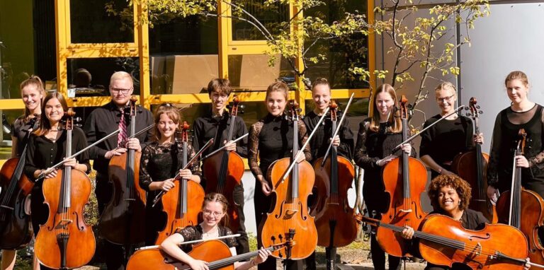 Die Halternerin Dorothea Zurhove (5. v. r.) war mit ihrem Ensemble beim Bundeswettbewerb von Jugend musiziert erneut erfolgreich.