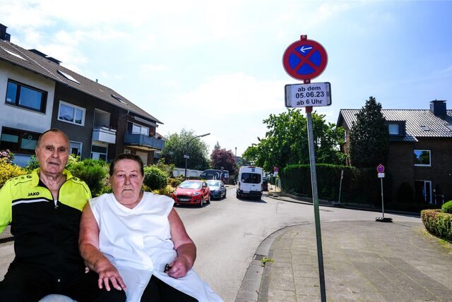 Die Montage zeigt das Ehepaar Fred und Margret Möller, im Hintergrund die Reißingstraße mit Halteverbotsschildern.