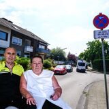 Die Montage zeigt das Ehepaar Fred und Margret Möller, im Hintergrund die Reißingstraße mit Halteverbotsschildern.
