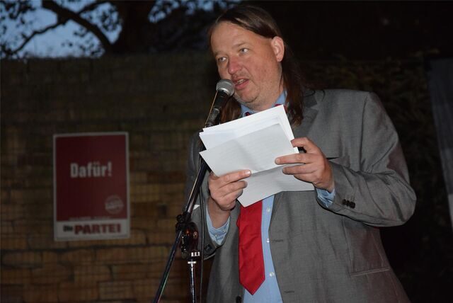 Marcus Liedschulte hält eine Rede auf dem fast nie genutzten Kulturplatz Leo am ASG-Schulhof. Jetzt hat er sich mit seinen Freunden eine neue Aktion ausgedacht, die sie „Vegan im Park“ nennen.