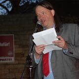 Marcus Liedschulte hält eine Rede auf dem fast nie genutzten Kulturplatz Leo am ASG-Schulhof. Jetzt hat er sich mit seinen Freunden eine neue Aktion ausgedacht, die sie „Vegan im Park“ nennen.