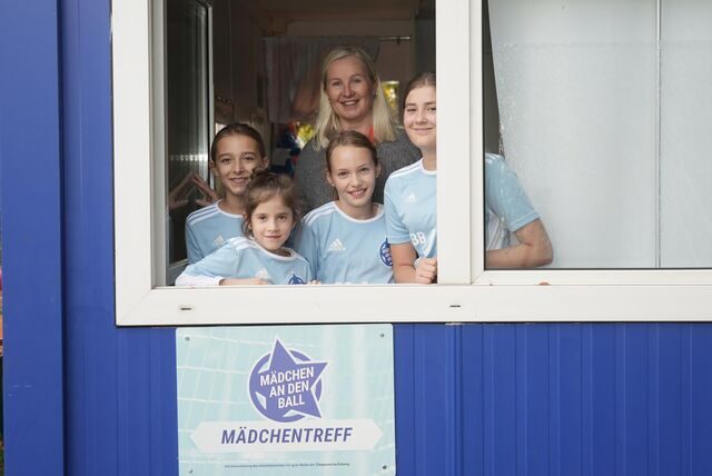„Mädchen an den Ball“-Geschäftsführerin Anna Seliger mit vier Teilnehmerinnen