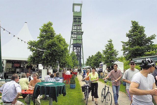 Ganz sicher nur eine Notlösung: 2003 fanden Teile, 2004 das ganze Castrop kocht über im Erinpark statt. Da ist es auch schön, aber von dem Altstadt-Flair konnte man dorthin nichts herüber retten. Dazu regnete es auch noch viel.