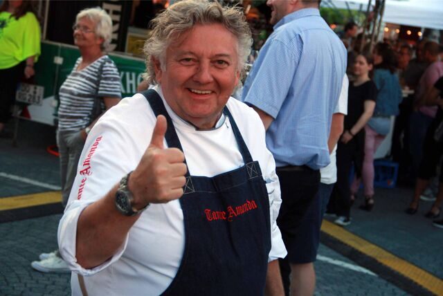 Bubi Leuthold gilt als Orga-Chef für „Castrop kocht über“. Der Tante-Amanda-Chef war gut gelaunt am Eröffnungsabend im Jahr 2017. Bei ihm am Stand kann man 2023 nur mit Bargeld bezahlen.