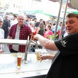 Elmar Bök vom Brauhaus Rütershoff schenkt noch einen aus: An seiner Theke kann man bei Ckü 2023 wahrscheinlich nur bar bezahlen.