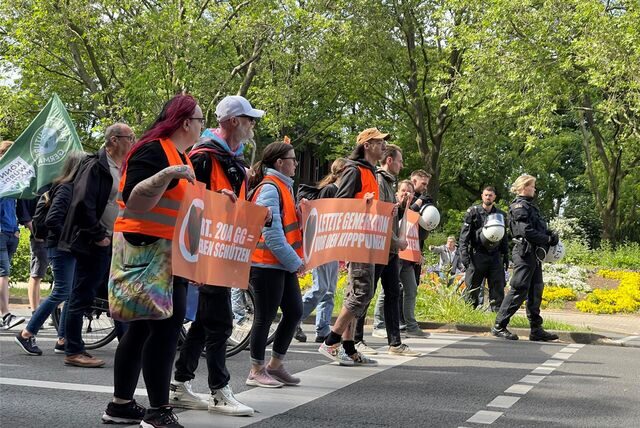 Klimaaktivisten laufen am 2. Juni 2023 über den Wall in Dortmund. Wir berichten live.
