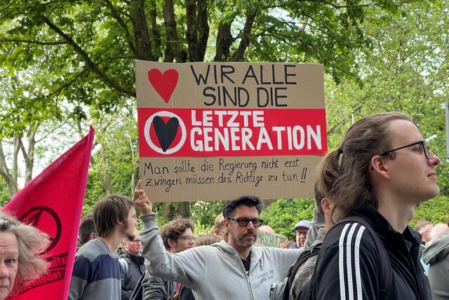 Am Freitag, 2. Juni, ziehen schätzungsweise 70 Klimaaktivistinnen und -aktivisten über den Wall in Dortmund.