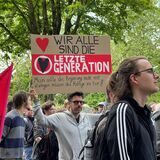 Am Freitag, 2. Juni, ziehen schätzungsweise 70 Klimaaktivistinnen und -aktivisten über den Wall in Dortmund.