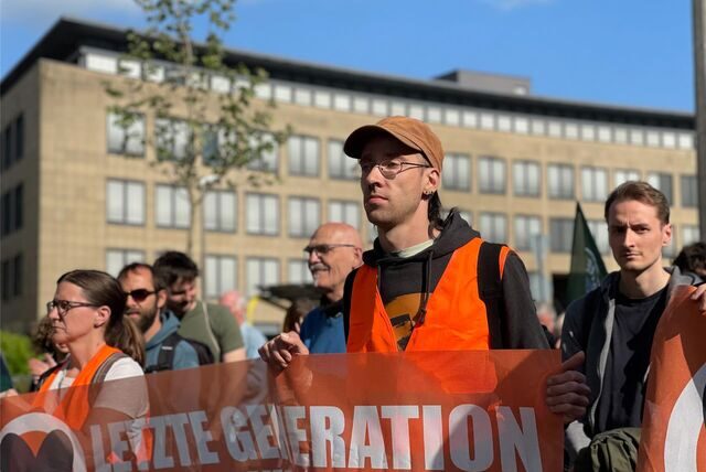 Demonstranten zogen am Freitag über den Wall.